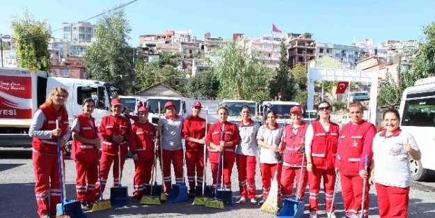 Bayraklı’da Bayram Sonrası Temizliği