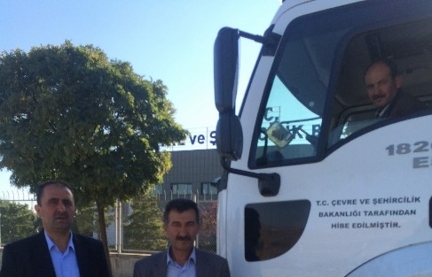 Belediyeye Çöp Toplama Aracı Hibe Edildi