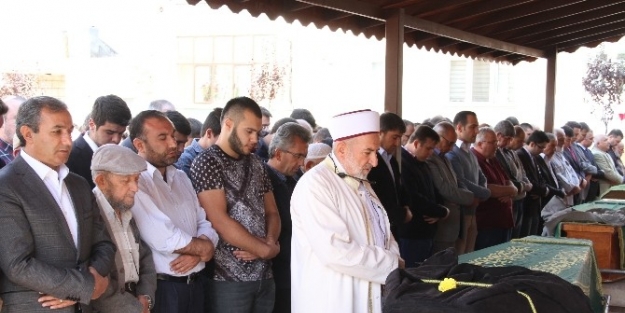 Kayseri’de Meydana Gelen Trafik Kazasında Hayatını Kaybeden Baba Ve Oğlu Toprağa Verildi