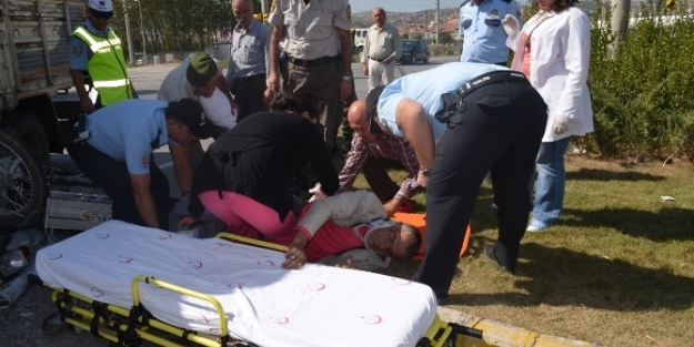 Kula’da Motosiklet Kamyonetle Çarpişti: 2 Yaralı
