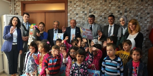 Yunusemre Belediyesi Ana Sınıfı Öğrencilerinin Topladıkları Atık Pilleri Teslim Aldı