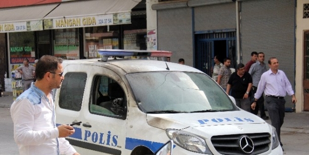 Kaza İhbari Yapıp Polise Molotof Attılar