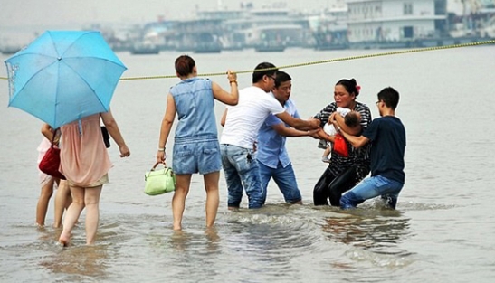 Kocası terk edince özürlü bebeğiyle...