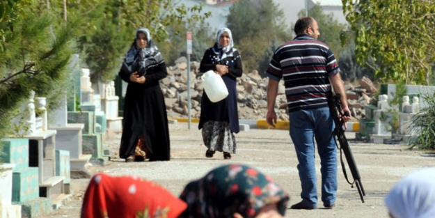 Pompalı tüfeklerle cenazeyi korudular!