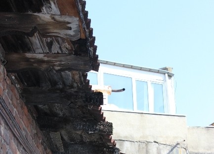 Binanın Saçakları Tehlikeye Davet Çikariyor