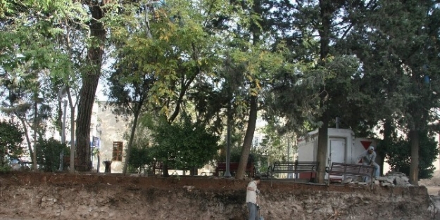 Mevlevihane’nin Yanındaki Parkta Düzenleme Çalişmalari