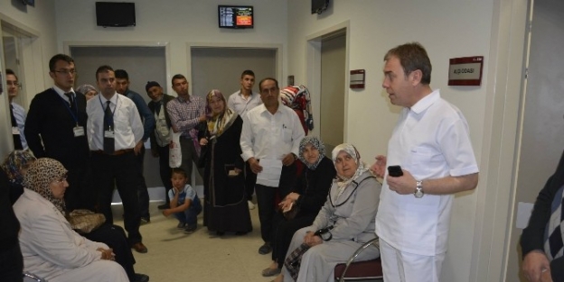 Ak Parti’li Doktor Vekil Kavuncu Beyaz Önlük Giydi, Hastaları Dinledi