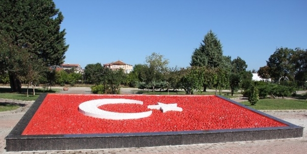 Taşlardan Dev Türk Bayrağı Yaptılar