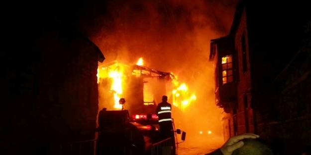 150 yıllık bina alev alev yandı
