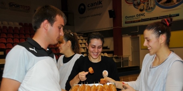 Genç’ten Basketbolculara Tatlı Destek