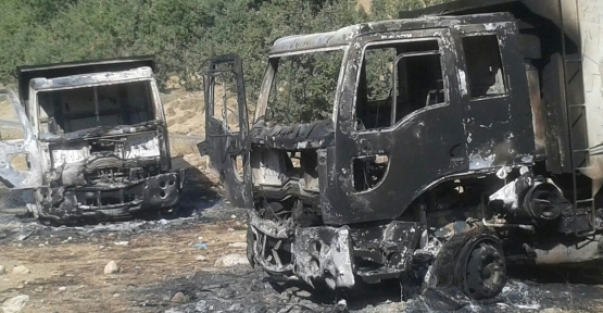 Askere erzak taşıyan aracı yaktılar