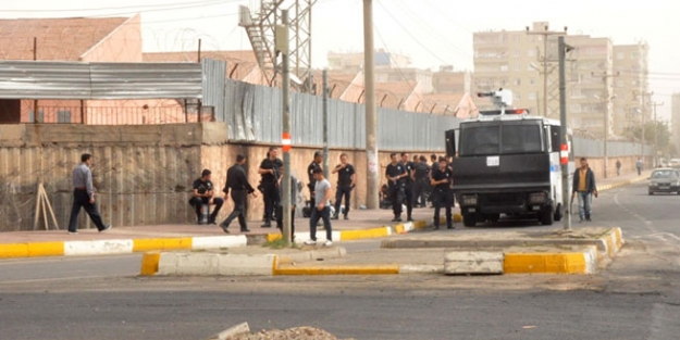 Diyarbakır'da asker sokaktan çekildi