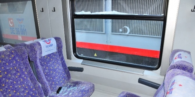 Manisa’da Yolcu Trenine Taşlı Saldırı