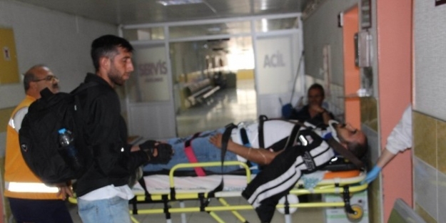 Motosiklet Bariyerlere Çarpti: 1 Yaralı