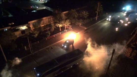 Polis aracına iş makinasıyla saldırdılar!