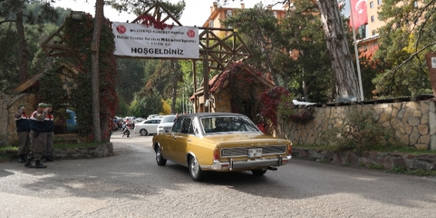 Bahçeli klasik otomobiliyle geldi