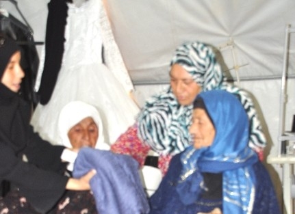 Çadir Kentteki Yaşlı Bayanlara Kumaş Yardımı