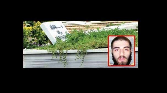 Garipoğlu'nun mezarında dikkat çeken ayrıntı