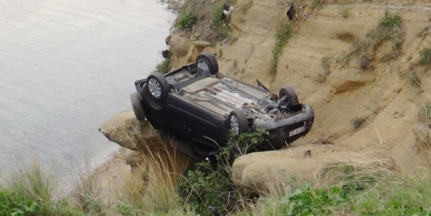 Uçuruma yuvarlanan otomobil son anda...