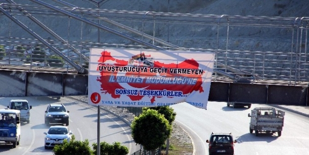 Uyuşturucu İle Mücadelede Rekor Kıran Karabük Polisine Pankartlı Teşekkür