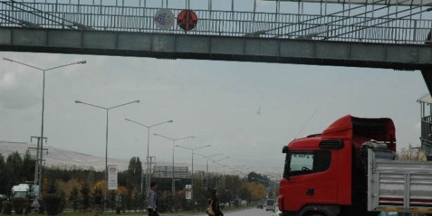 Üst Geçit Var Kullanan Yok