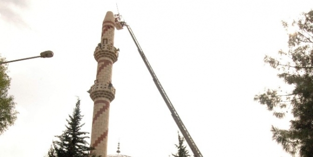Fırtınada Yıkılan Minarenin Alemi Yeniden Takıldı