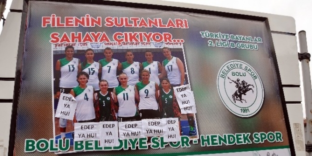 Kadın Voleybolculara Bıllboard Şoku