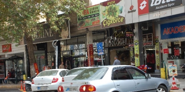 Engellilere Ayrılan Park Alanı, Normal Araçlardan Geçilmiyor