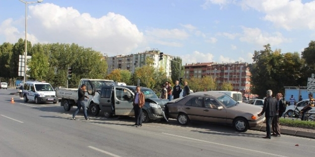 3 Otomobil Birbirine Girdi: 3 Yaralı