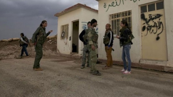 Kapı kapı dolaşıp gençleri zorla askere alıyorlar