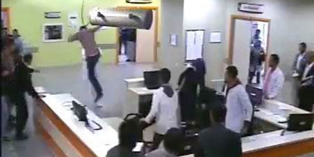 Van'da doktora tekme tokat saldırı