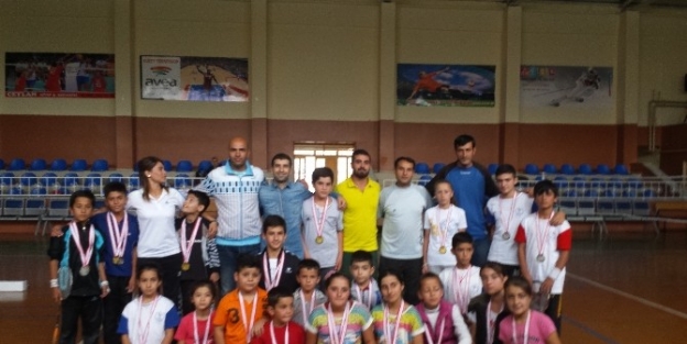 Van’da 11 Ve 15 Yaş Altı Badminton İl Birinciliği Müsabakaları Sona Erdi