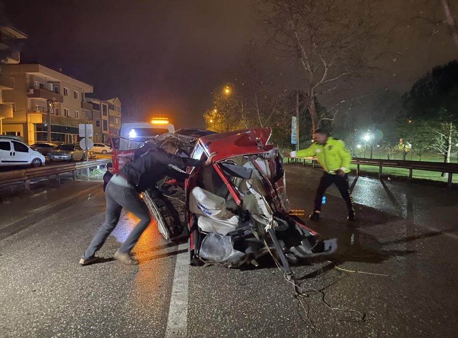 Bursa'da feci kaza! Otomobil ortadan ikiye bölündü