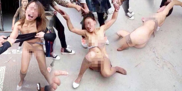 Çırılçıplak soyulup sokak ortasında dövüldü!