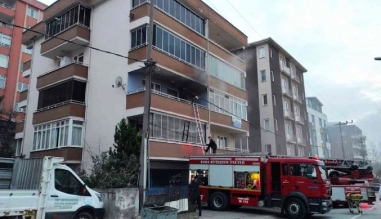 Bursa'da evini ateşe veren kadını itfaiye kurtardı