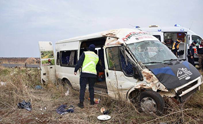 Tarım işçilerini taşıyan minibüs şarampole devrildi!