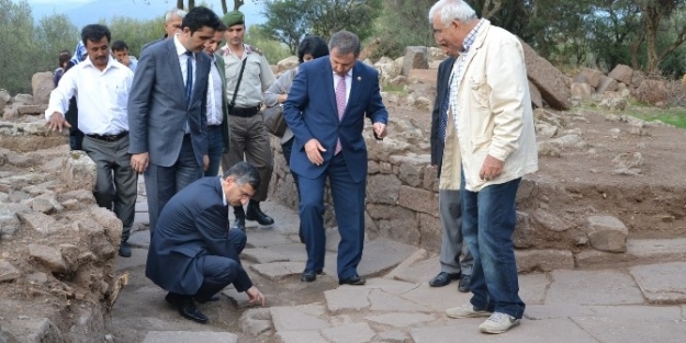 Vali Bektaş Aigai Antik Kentine Hayran Kaldı