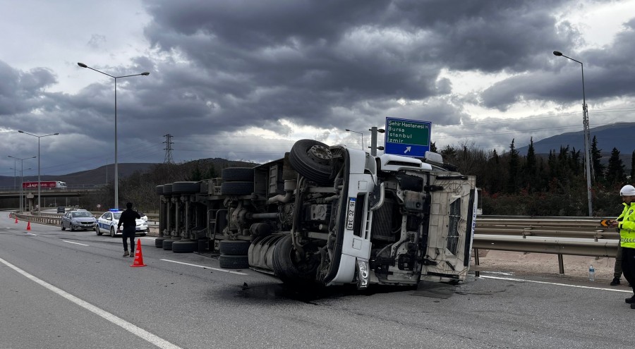 Bursa'da TIR devrilerek kaza yaptı