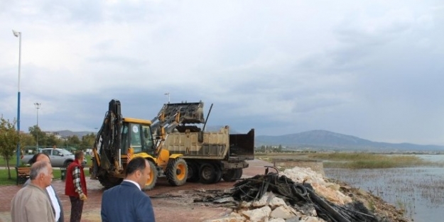 Beyşehir’de Batık Teknelerin Gölden Çikarilmasi Memnun Etti