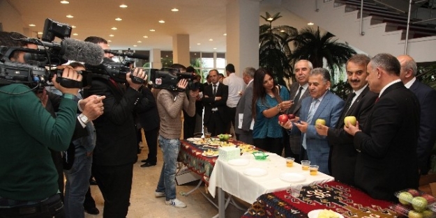 Büyükşehir Belediyesi Meclis Toplantısında Yahyalı Elması İkrami