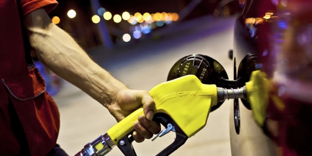Benzine beklenen indirim geldi