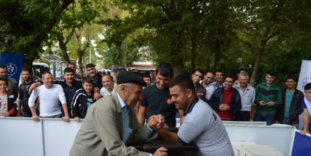 Meydanda Bilek Güreşi Yapıldı