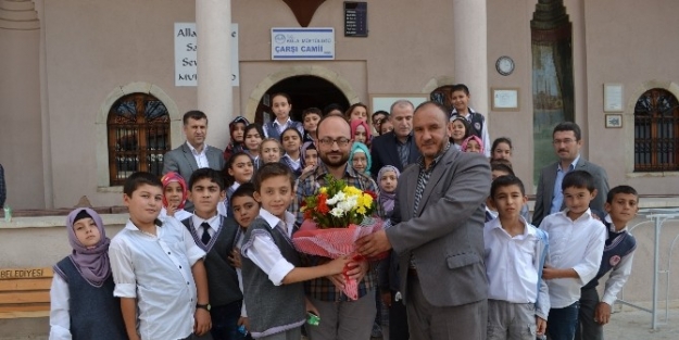 Kula’da İmam Hatip Ortaokulu Öğrencilerinden Kutlama
