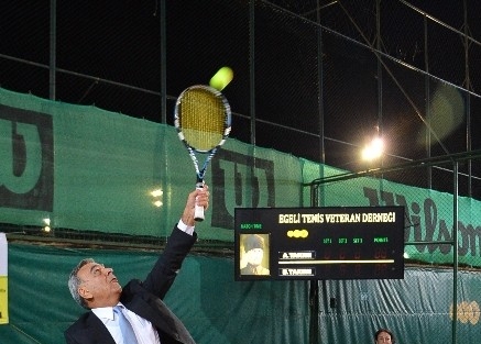Tenis Turnuvasında İlk Servis Başkan’dan