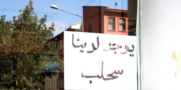 Sığınmacılar Çoğalinca, Esnaf Camları Arapça Yazılarla Doldurdu