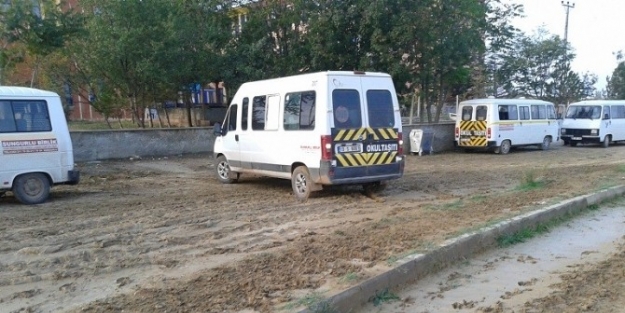 Öğrenciler Çamur İçerisinde Okula Gidip Geliyor