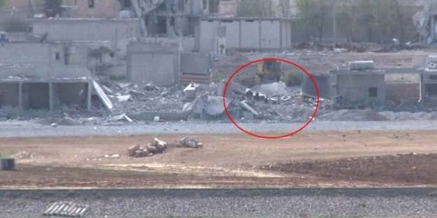 Yıktıkları evlerden cenazeleri taşıdılar