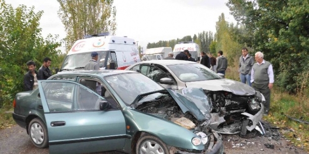 Konya’da İki Otomobil Kafa Kafaya Çarpişti: 8 Yaralı