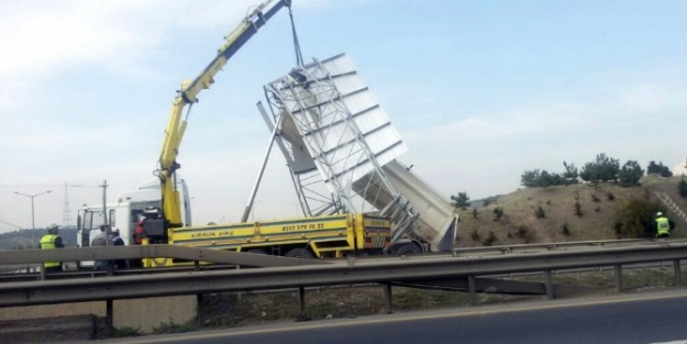 Açık Kalan Tır Dorsesi Tabelaya Çarpti