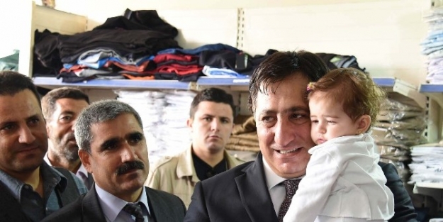 Vali Küçük Suriyeliler İçin Hazırlanan Mağazayı Açtı